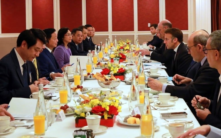 Phó Thủ tướng Trần Hồng Hà làm việc với Tổng thống Pháp sáng 27/5. Ảnh: VGP.