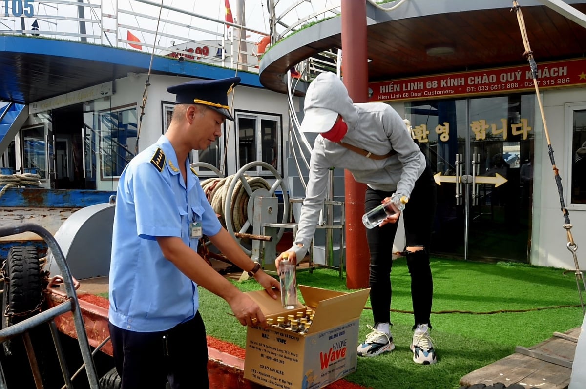 Các tàu du lịch đã chuyển sang sử dụng nước lọc trong các chai thuỷ tinh thay vì chai nhựa trong chương trình 'Vịnh Hạ Long không rác thải nhựa'. Ảnh: Thùy Dung. Các tàu du lịch đã chuyển sang sử dụng nước lọc trong các chai thuỷ tinh thay vì chai nhựa trong chương trình 'Vịnh Hạ Long không rác thải nhựa'. Ảnh: Thùy Dung.