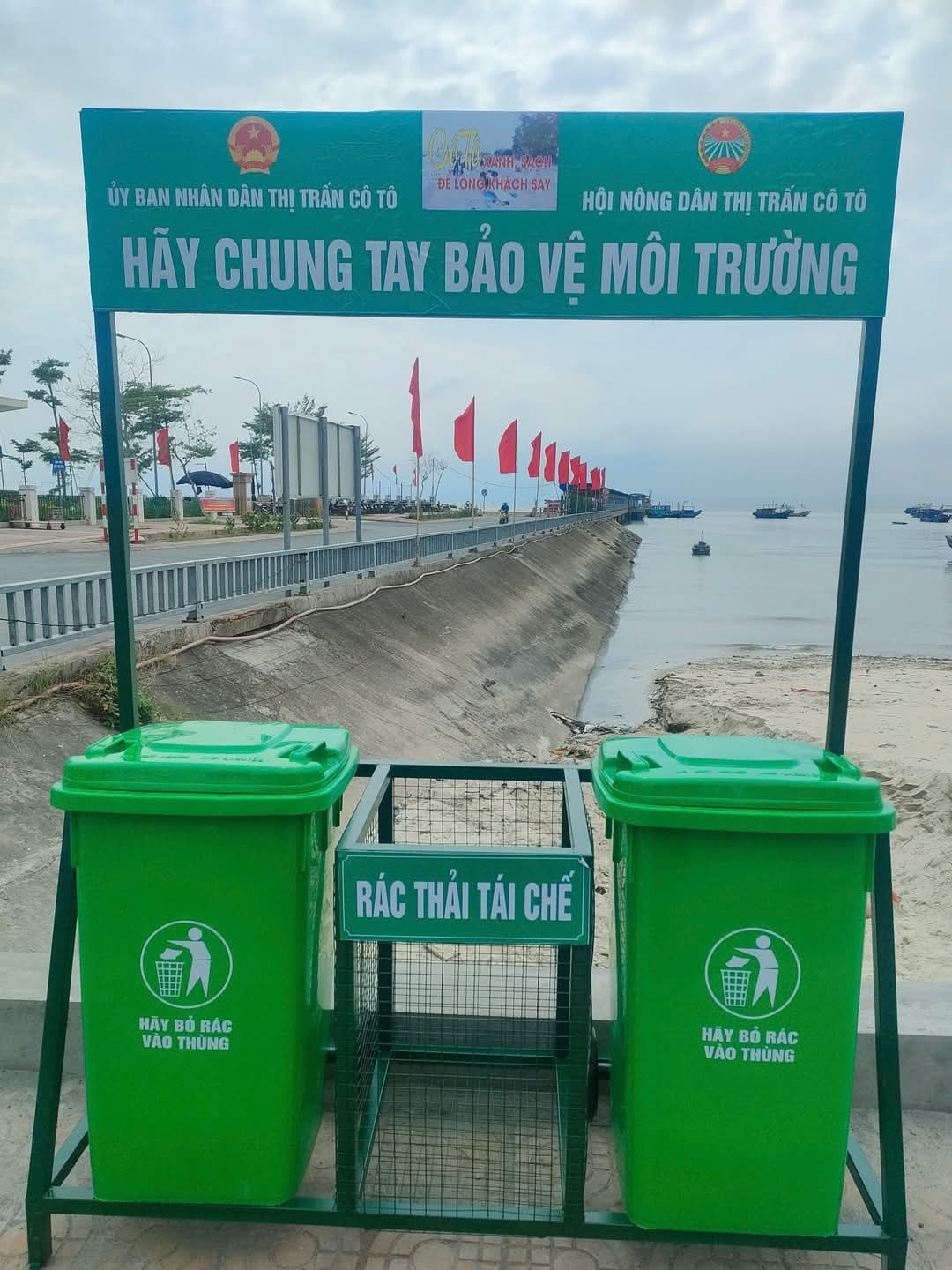 Hội nông dân thị trấn Cô Tô phối hợp với UBND thị trấn lắp đặt mô hình phân loại rác tại điểm công cộng. Ảnh: Ngọc Hân. Hội nông dân thị trấn Cô Tô phối hợp với UBND thị trấn lắp đặt mô hình phân loại rác tại điểm công cộng. Ảnh: Ngọc Hân.