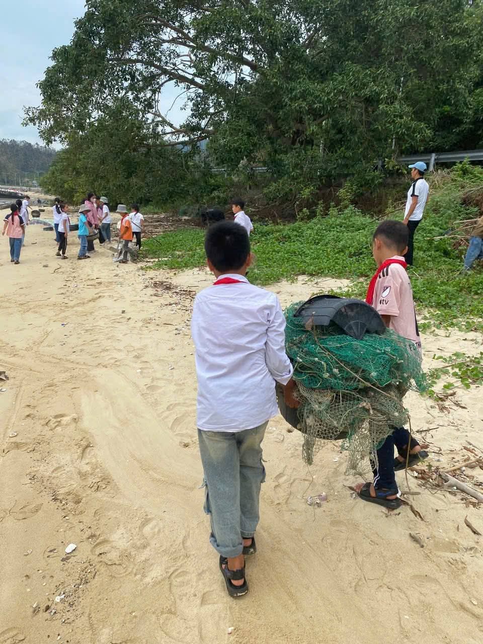 Giáo viên và học sinh trên địa bàn huyện Cô Tô thực hiện phong trào 'Tiếng trống sạch trường' dọn rác trên bãi biển. Ảnh: Ngọc Hân. Giáo viên và học sinh trên địa bàn huyện Cô Tô thực hiện phong trào 'Tiếng trống sạch trường' dọn rác trên bãi biển. Ảnh: Ngọc Hân.