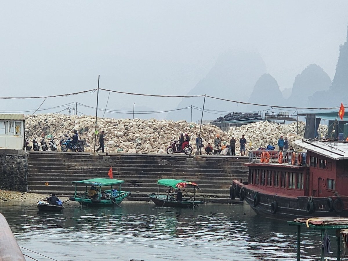 Phao xốp được loại bỏ, tạm thời tập kết tại cảng Cái Rồng. Ảnh: Cường Vũ. Phao xốp được loại bỏ, tạm thời tập kết tại cảng Cái Rồng. Ảnh: Cường Vũ.