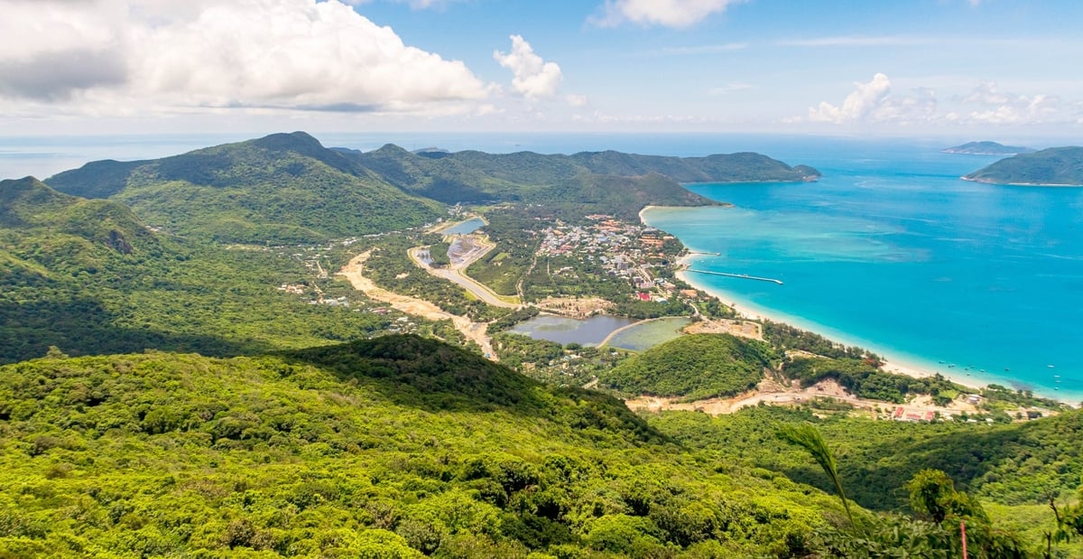 Côn Đảo được ví như hòn ngọc vô giá giữa đại dương xanh, có nhiều tiềm năng phát triển du lịch và bảo tồn đa dạng sinh học. Ảnh: Lê Bình. Côn Đảo được ví như hòn ngọc vô giá giữa đại dương xanh, có nhiều tiềm năng phát triển du lịch và bảo tồn đa dạng sinh học. Ảnh: Lê Bình.