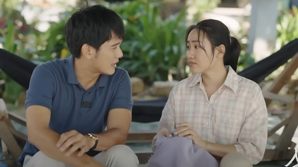 Quân tặng quà cho Lụa. Ảnh CMH Quân tặng quà cho Lụa. Ảnh CMH