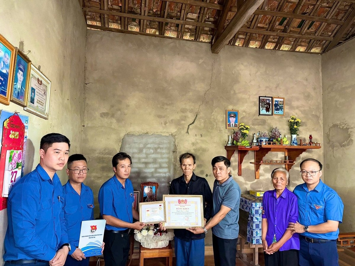 Tỉnh đoàn Phú Thọ trao Bằng khen và Huy hiệu Tuổi trẻ dũng cảm đến người thân anh Đặng Duy Doanh. Ảnh: PT. Tỉnh đoàn Phú Thọ trao Bằng khen và Huy hiệu Tuổi trẻ dũng cảm đến người thân anh Đặng Duy Doanh. Ảnh: PT.