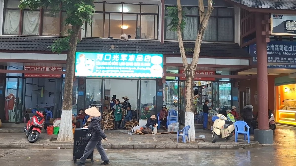 Cửa hàng đông lạnh song ngữ tại thị trấn Hà Khẩu được nhiều 'cửu vạn vali' tìm đến để đánh hàng. Ảnh: HK. Cửa hàng đông lạnh song ngữ tại thị trấn Hà Khẩu được nhiều 'cửu vạn vali' tìm đến để đánh hàng. Ảnh: HK.