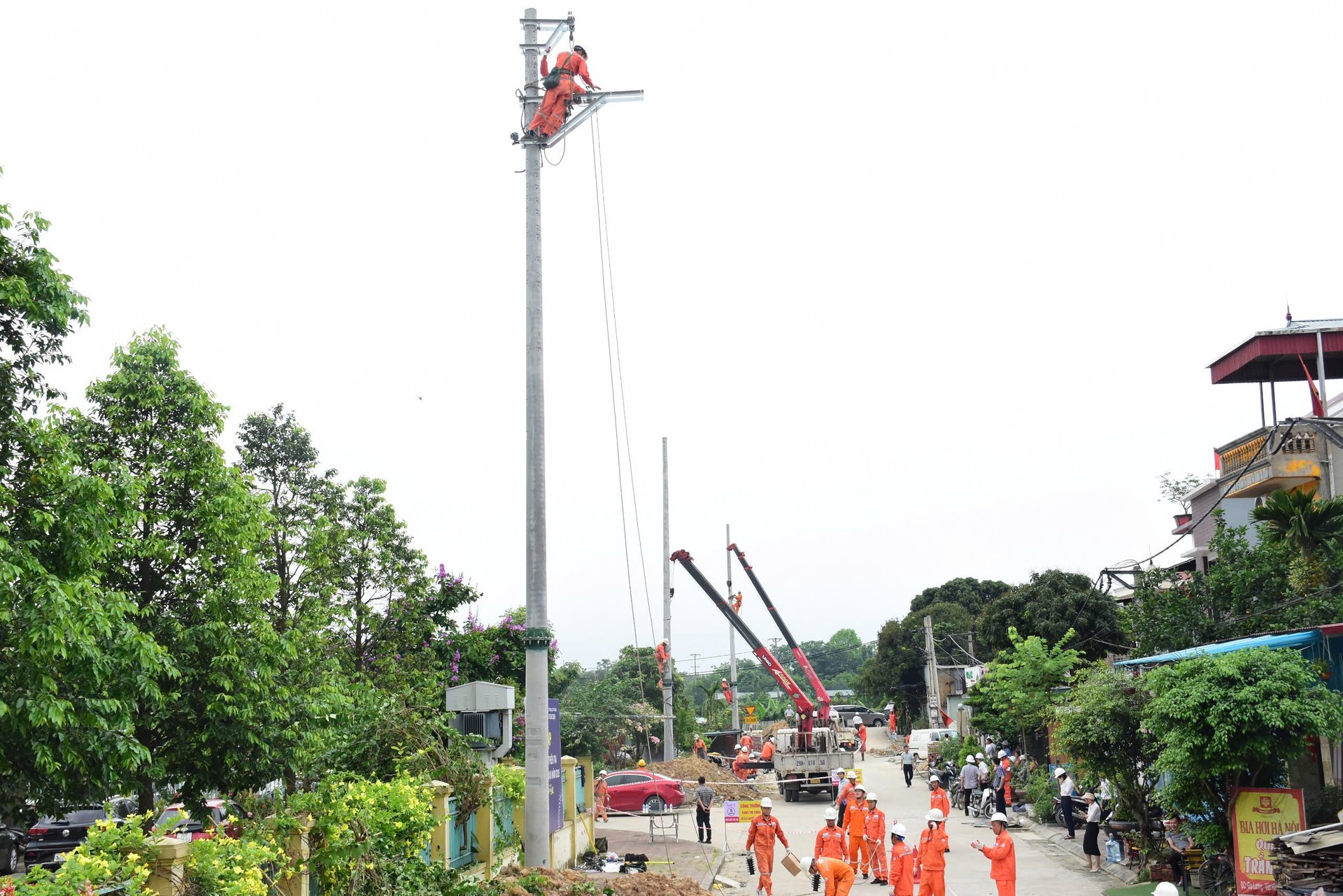 EVNHANOI rèn luyện kỹ năng chuyên môn, nghiệp vụ trong việc chỉ huy, xử lý sự cố, tinh thần trách nhiệm của cán bộ, công nhân viên trong mùa mưa bão, ngập úng. EVNHANOI rèn luyện kỹ năng chuyên môn, nghiệp vụ trong việc chỉ huy, xử lý sự cố, tinh thần trách nhiệm của cán bộ, công nhân viên trong mùa mưa bão, ngập úng.