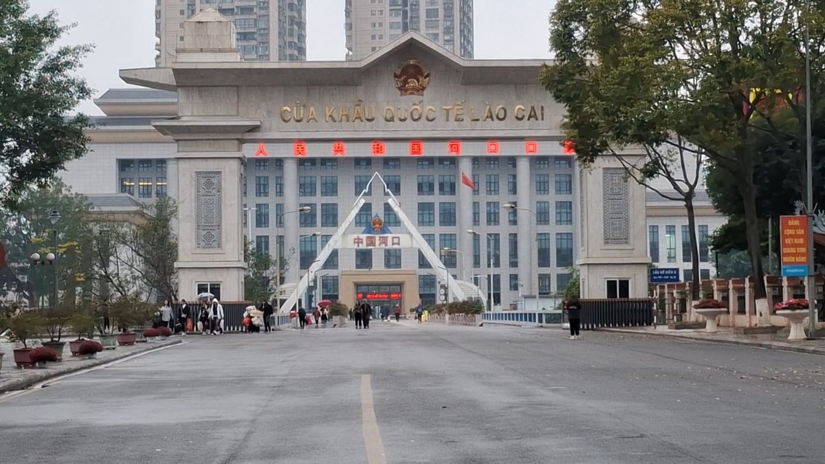 Khu vực cầu cạn được các đối tượng xé lẻ hàng trước khi nhập cảnh vào Việt Nam. Ảnh: HK. Khu vực cầu cạn được các đối tượng xé lẻ hàng trước khi nhập cảnh vào Việt Nam. Ảnh: HK.
