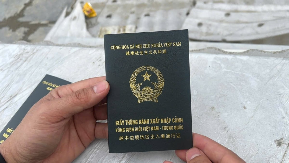 Sổ thông hành cho cư dân biên giới. Ảnh: HK. Sổ thông hành cho cư dân biên giới. Ảnh: HK.