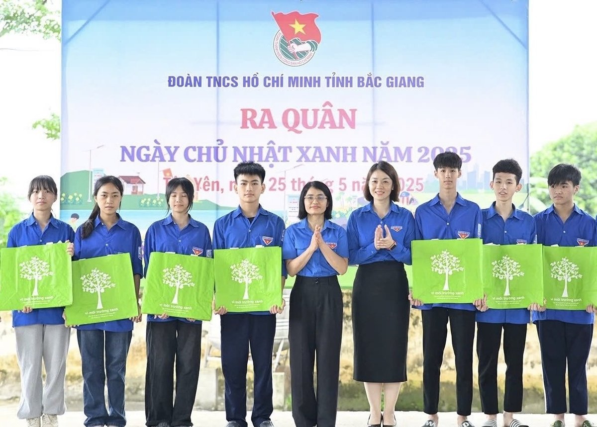 Tặng túi bảo vệ môi trường cho 2 mô hình Chợ dân sinh giảm thiểu rác thải nhựa tại huyện Tân Yên (Bắc Giang). Ảnh: Thanh Vân.