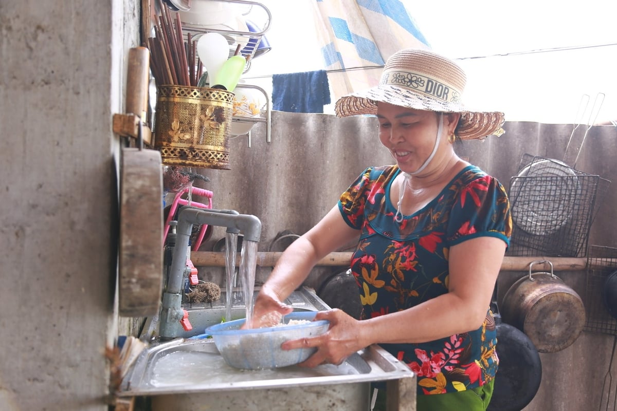 Người dân phấn khởi khi được sử dụng nguồn nước hợp vệ sinh. Ảnh: Thanh Ngà.