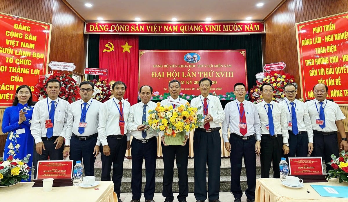 Văn phòng Đảng ủy Bộ, đại diện các đơn vị, cơ quan quản lý thuộc Bộ và một số Ban chức năng của Đảng ủy Bộ tặng hoa chúc mừng các đồng chí đại biểu chính thức và dự khuyết, đại diện Đảng bộ Viện Khoa học Thủy lợi miền Nam đi dự Đại hội đại biểu Đảng bộ Bộ NN-MT lần thứ I, nhiệm kỳ 2025-2030. Ảnh: Minh Sáng. Văn phòng Đảng ủy Bộ, đại diện các đơn vị, cơ quan quản lý thuộc Bộ và một số Ban chức năng của Đảng ủy Bộ tặng hoa chúc mừng các đồng chí đại biểu chính thức và dự khuyết, đại diện Đảng bộ Viện Khoa học Thủy lợi miền Nam đi dự Đại hội đại biểu Đảng bộ Bộ NN-MT lần thứ I, nhiệm kỳ 2025-2030. Ảnh: Minh Sáng.