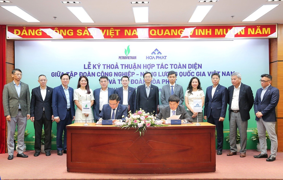 Chủ tịch HĐTV Petrovietnam Lê Mạnh Hùng và Chủ tịch HĐQT Tập đoàn Hòa Phát Trần Đình Long ký kết thỏa thuận hợp tác toàn diện giữa hai tập đoàn. Ảnh: Petrovietnam. Chủ tịch HĐTV Petrovietnam Lê Mạnh Hùng và Chủ tịch HĐQT Tập đoàn Hòa Phát Trần Đình Long ký kết thỏa thuận hợp tác toàn diện giữa hai tập đoàn. Ảnh: Petrovietnam.