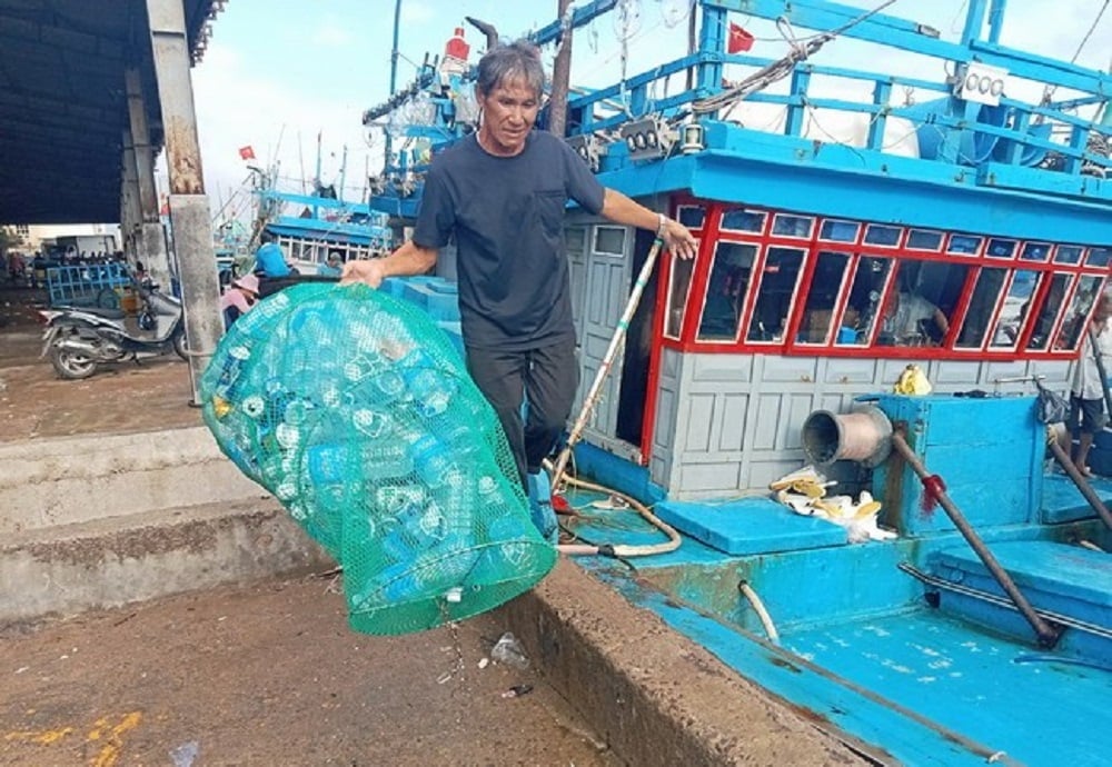 Ngư dân Bình Định thu gom rác thải trong những chuyến biển mang về Cảng cá Quy Nhơn. Ảnh: A.T. Ngư dân Bình Định thu gom rác thải trong những chuyến biển mang về Cảng cá Quy Nhơn. Ảnh: A.T.