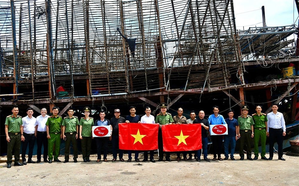 Công an tỉnh Quảng Nam và các đơn vị phối hợp tặng nhu yếu phẩm và cờ Tổ quốc cho ngư dân. Ảnh: CA. Công an tỉnh Quảng Nam và các đơn vị phối hợp tặng nhu yếu phẩm và cờ Tổ quốc cho ngư dân. Ảnh: CA.