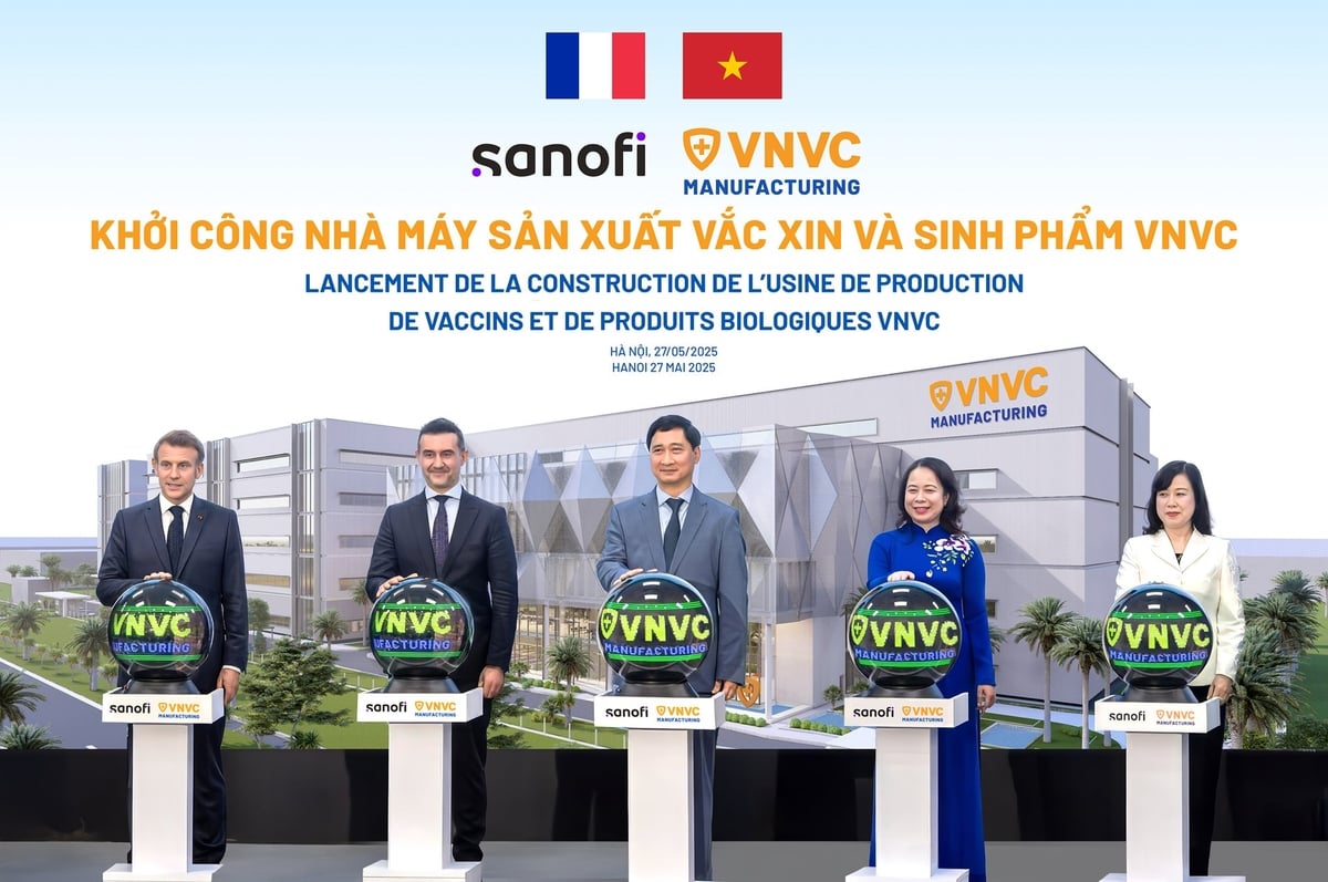 Tổng thống Pháp Emmanuel Macron cùng Phó Chủ tịch nước Võ Thị Ánh Xuân, Bộ trưởng Bộ Y tế Đào Hồng Lan, ông Burak Pekmezci - Tổng Giám đốc Sanofi Việt Nam và ông Ngô Chí Dũng - Chủ tịch HĐQT kiêm Tổng Giám đốc Công ty Vacxin VNVC bấm nút khởi công xây dựng Nhà máy Vacxin và Sinh phẩm VNVC. Ảnh: VNVC. Tổng thống Pháp Emmanuel Macron cùng Phó Chủ tịch nước Võ Thị Ánh Xuân, Bộ trưởng Bộ Y tế Đào Hồng Lan, ông Burak Pekmezci - Tổng Giám đốc Sanofi Việt Nam và ông Ngô Chí Dũng - Chủ tịch HĐQT kiêm Tổng Giám đốc Công ty Vacxin VNVC bấm nút khởi công xây dựng Nhà máy Vacxin và Sinh phẩm VNVC. Ảnh: VNVC.