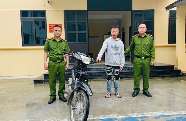 Công an thị trấn Tam Sơn bắt giữ đối tượng Sân Văn Vĩnh cùng tang vật. Ảnh: Công an tỉnh Hà Giang. Công an thị trấn Tam Sơn bắt giữ đối tượng Sân Văn Vĩnh cùng tang vật. Ảnh: Công an tỉnh Hà Giang.