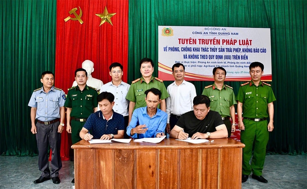 Ngư dân ký cam kết không vi phạm khai thác IUU. Ảnh: CA. Ngư dân ký cam kết không vi phạm khai thác IUU. Ảnh: CA.