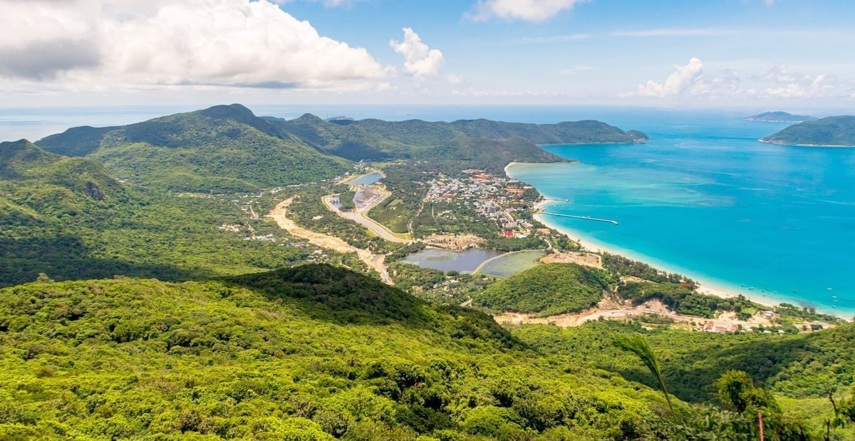 Con Dao has been likened to a priceless gem in the vast blue sea, holding great potential for tourism development and biodiversity conservation. Photo: Le Binh.