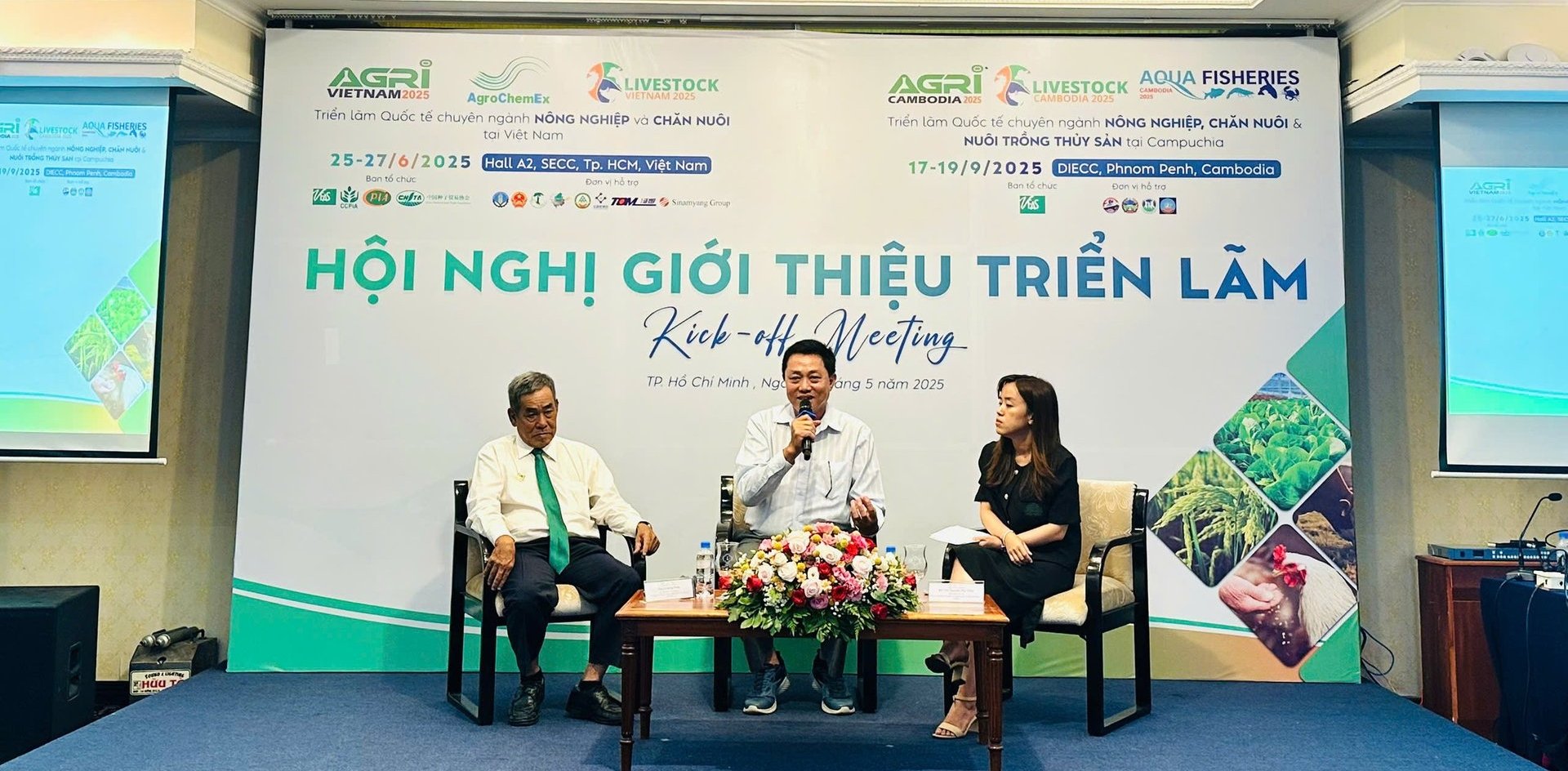 Các diễn giả trả lời những nội dung của các cơ quan truyền thông quan tâm về sự kiện Triển lãm Agri - AgroChemEx - Livestock Vietnam 2025. Ảnh: Minh Sáng. Các diễn giả trả lời những nội dung của các cơ quan truyền thông quan tâm về sự kiện Triển lãm Agri - AgroChemEx - Livestock Vietnam 2025. Ảnh: Minh Sáng.