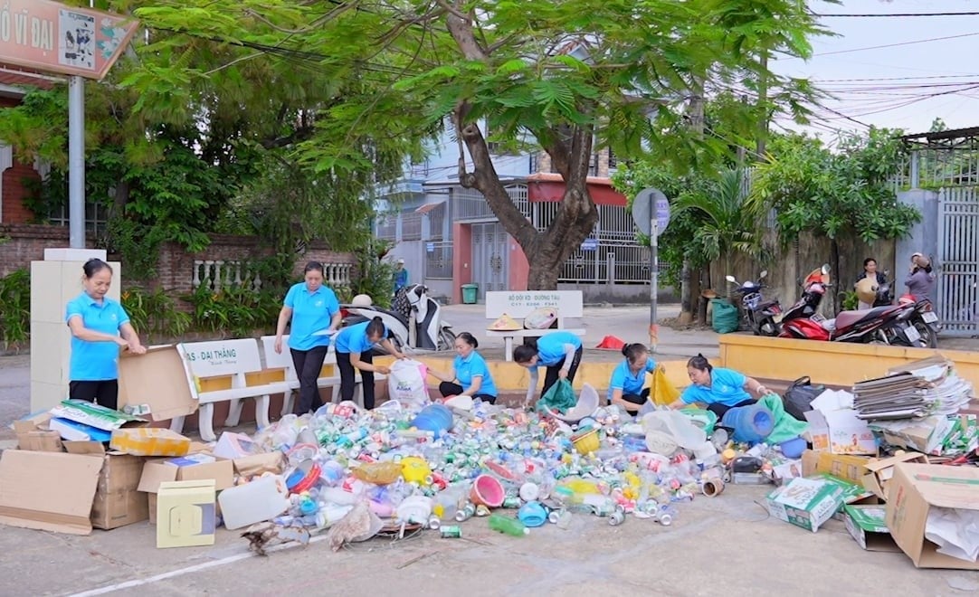 Many plastic waste reduction models have been implemented. Photo: Yen Thi.
