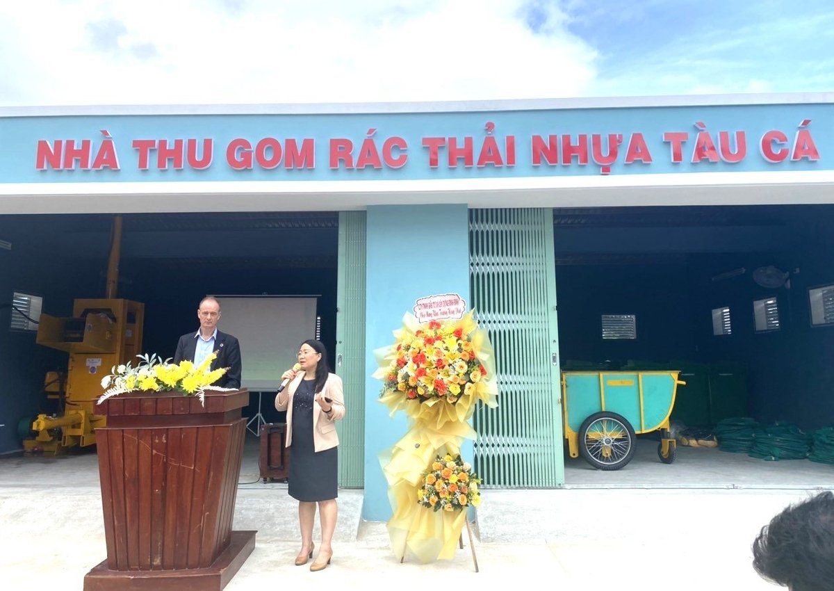 Nhà thu gom rác thải nhựa do các tàu cá mang về tại Cảng cá Quy Nhơn (Bình Định). Ảnh: V.Đ.T. Nhà thu gom rác thải nhựa do các tàu cá mang về tại Cảng cá Quy Nhơn (Bình Định). Ảnh: V.Đ.T.