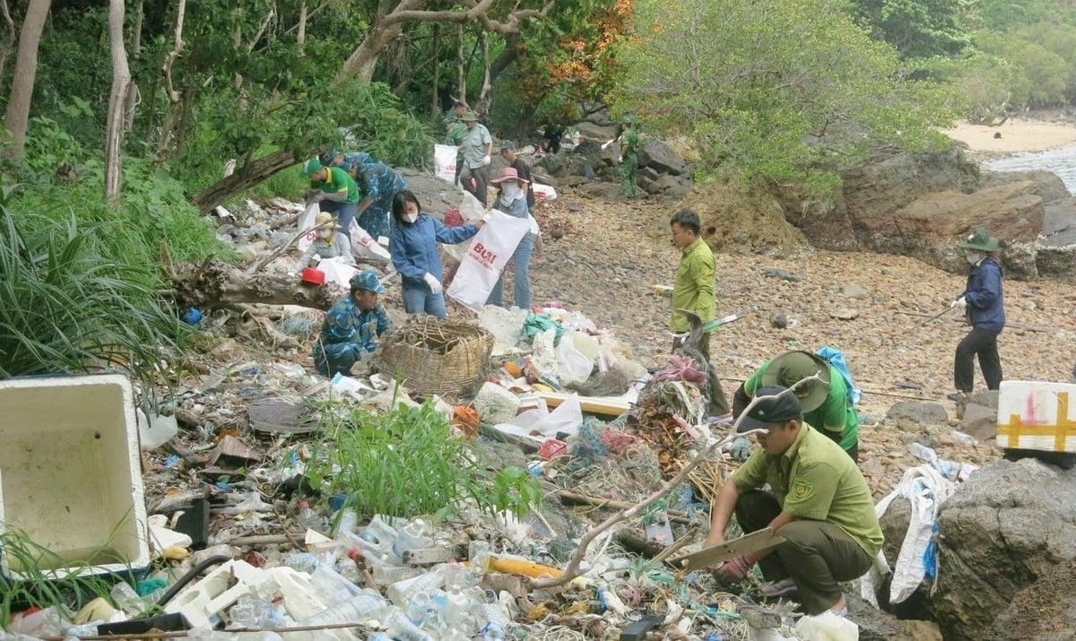 Plastic waste has become a serious issue in this island district, threatening development across all sectors. Photo: Huy Pham.