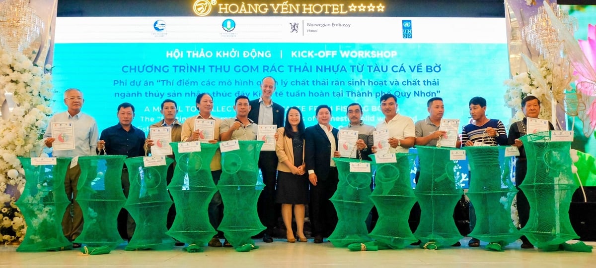 Hội thảo khởi động Chương trình thu gom rác thải nhựa từ tàu cá vào bờ. Ảnh: V.Đ.T. Hội thảo khởi động Chương trình thu gom rác thải nhựa từ tàu cá vào bờ. Ảnh: V.Đ.T.