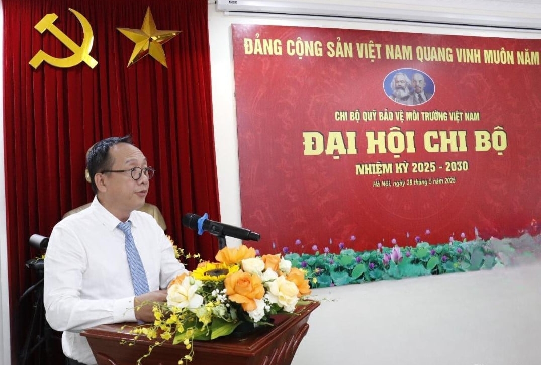 Đồng chí Ngô Hồng Giang ghi nhận và biểu dương những nỗ lực, thành tựu mà Chi bộ Quỹ Bảo vệ môi trường Việt Nam đã đạt được trong nhiệm kỳ qua góp phần nâng cao uy tín và vị thế trong lĩnh vực tài chính môi trường. Ảnh: Nguyễn Thủy. Đồng chí Ngô Hồng Giang ghi nhận và biểu dương những nỗ lực, thành tựu mà Chi bộ Quỹ Bảo vệ môi trường Việt Nam đã đạt được trong nhiệm kỳ qua góp phần nâng cao uy tín và vị thế trong lĩnh vực tài chính môi trường. Ảnh: Nguyễn Thủy.