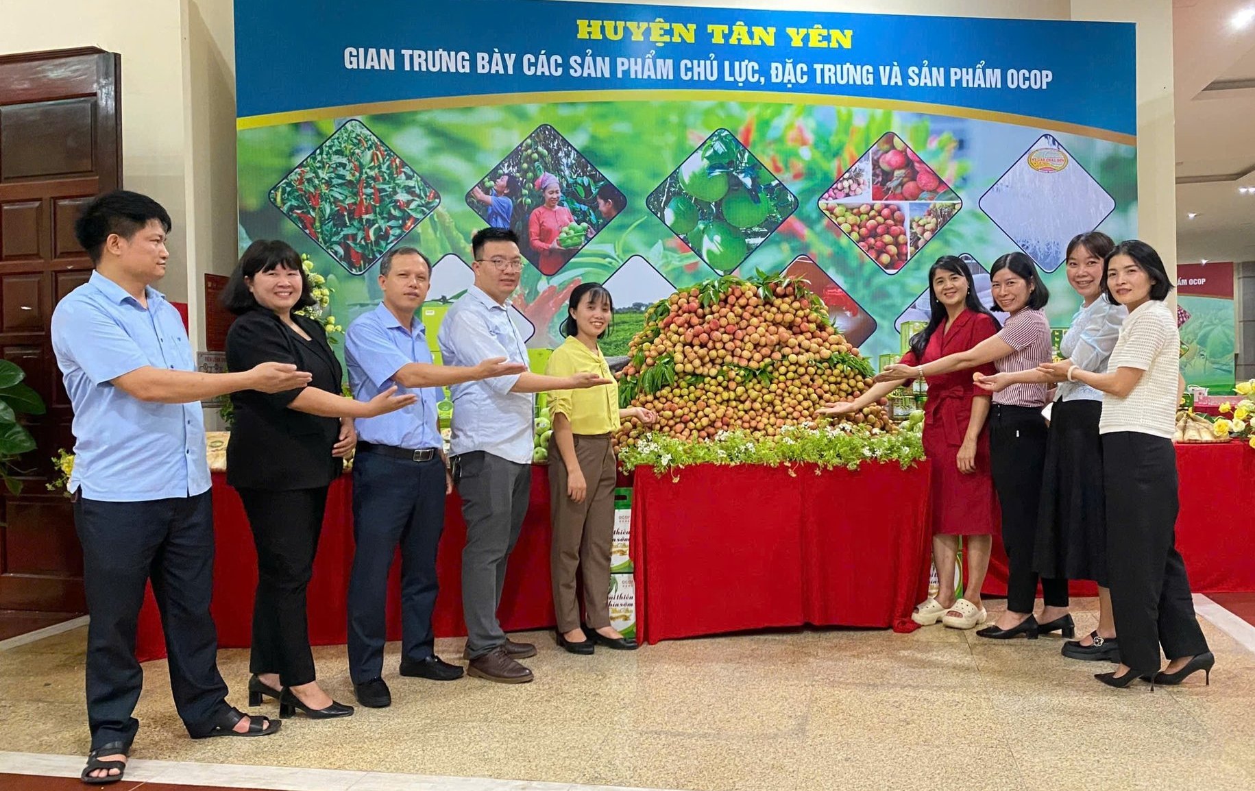 Các gian trưng bày sản phẩm nông nghiệp chủ lực, đặc trưng của địa phương và sản phẩm OCOP của huyện Tân Yên đã sẵn sàng đón du khách tham quan. Ảnh: Phạm Minh. Các gian trưng bày sản phẩm nông nghiệp chủ lực, đặc trưng của địa phương và sản phẩm OCOP của huyện Tân Yên đã sẵn sàng đón du khách tham quan. Ảnh: Phạm Minh.