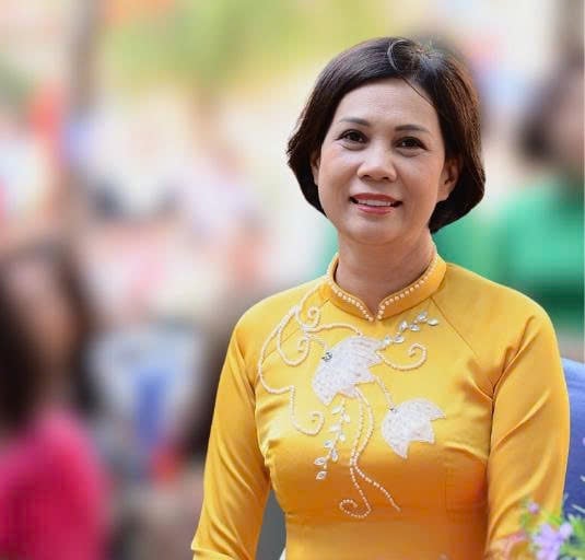 Cô Nguyễn Thị Xuân Hương - Hiệu trưởng Trường Tiểu học Ngô Quyền cho rằng chế tài xử phạt hành vi hút thuốc nơi công cộng, bán thuốc cho người dưới 18 tuổi cần thực hiện nghiêm minh để răn đe và bảo vệ học sinh khỏi môi trường có khói thuốc. Ảnh: Lan Chi. Cô Nguyễn Thị Xuân Hương - Hiệu trưởng Trường Tiểu học Ngô Quyền cho rằng chế tài xử phạt hành vi hút thuốc nơi công cộng, bán thuốc cho người dưới 18 tuổi cần thực hiện nghiêm minh để răn đe và bảo vệ học sinh khỏi môi trường có khói thuốc. Ảnh: Lan Chi.
