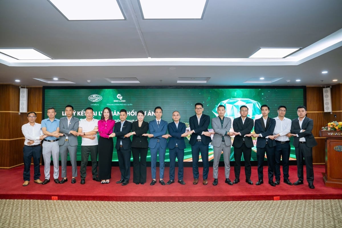 Đại diện Chủ đầu tư Vinaconex, Tổng đại lý độc quyền SGO Land cùng 11 đơn vị phân phối chính thức dự án Vera Diamond City. Ảnh: SGO. Đại diện Chủ đầu tư Vinaconex, Tổng đại lý độc quyền SGO Land cùng 11 đơn vị phân phối chính thức dự án Vera Diamond City. Ảnh: SGO.
