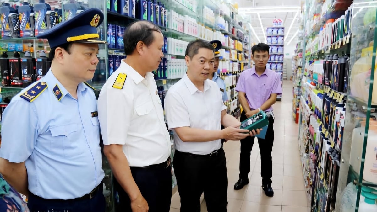 Phó Chủ tịch UBND tỉnh Lạng Sơn Đoàn Thanh Sơn (thứ 3 từ trái sang) và lực lượng chức năng kiểm tra một số cơ sở kinh doanh trên địa bàn thành phố Lạng Sơn. Ảnh: Trí Dũng. Phó Chủ tịch UBND tỉnh Lạng Sơn Đoàn Thanh Sơn (thứ 3 từ trái sang) và lực lượng chức năng kiểm tra một số cơ sở kinh doanh trên địa bàn thành phố Lạng Sơn. Ảnh: Trí Dũng.