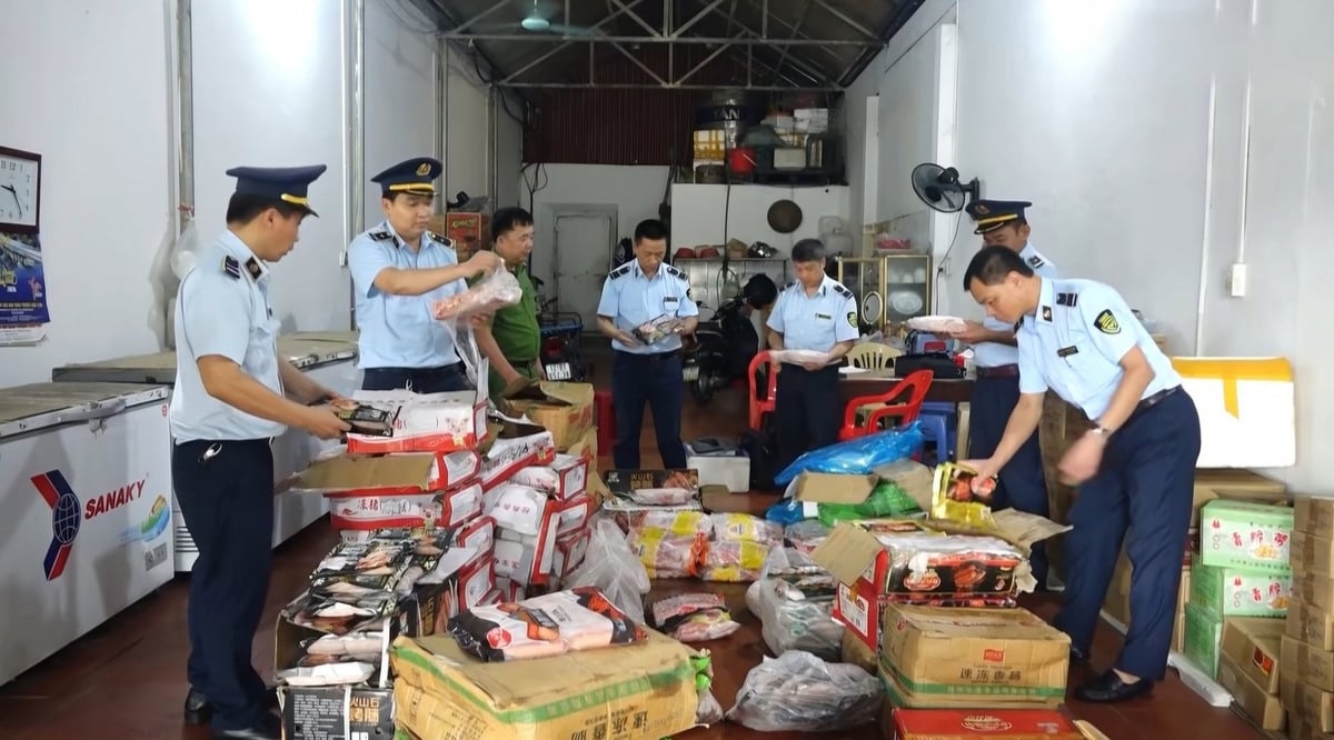 Lực lượng chức năng Lạng Sơn vừa phát hiện, thu giữ hơn 1 tấn thực phẩm không rõ nguồn gốc tại khu vực biên giới xã Tân Mỹ, huyện Văn Lãng. Ảnh: Anh Quý. Lực lượng chức năng Lạng Sơn vừa phát hiện, thu giữ hơn 1 tấn thực phẩm không rõ nguồn gốc tại khu vực biên giới xã Tân Mỹ, huyện Văn Lãng. Ảnh: Anh Quý.
