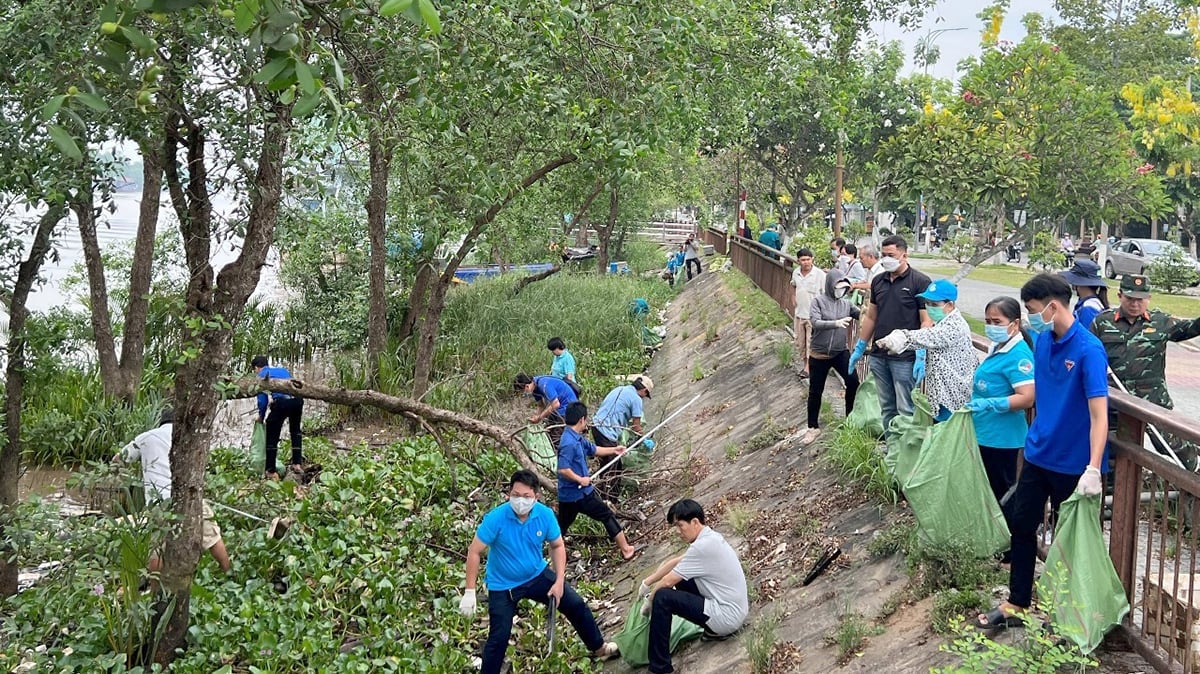 Tuổi trẻ Bến Tre tham gia xây dựng vì quê hương xanh, sạch, đẹp. Ảnh: Thanh Bạch. Tuổi trẻ Bến Tre tham gia xây dựng vì quê hương xanh, sạch, đẹp. Ảnh: Thanh Bạch.