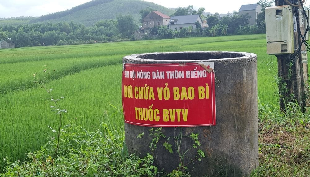 Bể chứa vỏ bao gói thuốc BVTV tại xã An Lạc, huyện Sơn Động (tỉnh Bắc Giang). Ảnh: Sỹ Quyết. Bể chứa vỏ bao gói thuốc BVTV tại xã An Lạc, huyện Sơn Động (tỉnh Bắc Giang). Ảnh: Sỹ Quyết.