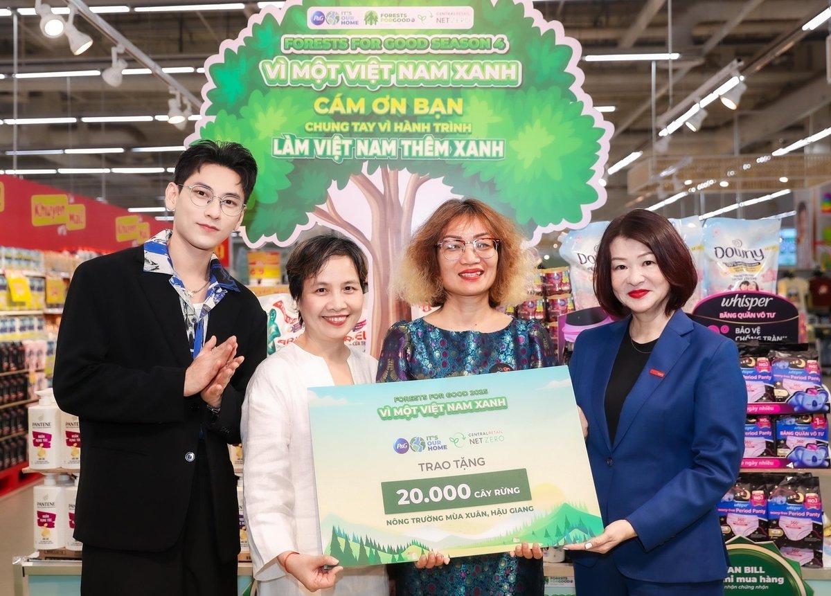 Đại diện ban tổ chức trao tặng Bảng tượng trưng 20.000 cây rừng sẽ được trồng trong thời gian tới. Ảnh: CRV. Đại diện ban tổ chức trao tặng Bảng tượng trưng 20.000 cây rừng sẽ được trồng trong thời gian tới. Ảnh: CRV.