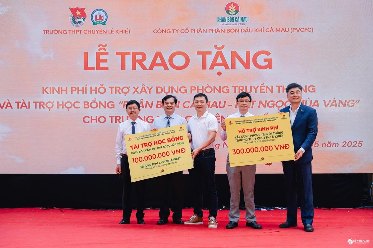 Đại diện Phân Bón Cà Mau trao biểu trưng tài trợ kinh phí xây dựng công trình 'Phòng truyền thống' và học bổng 'Hạt ngọc mùa vàng' cho học sinh Trường THPT chuyên Lê Khiết. Ảnh: PVCFC. Đại diện Phân Bón Cà Mau trao biểu trưng tài trợ kinh phí xây dựng công trình 'Phòng truyền thống' và học bổng 'Hạt ngọc mùa vàng' cho học sinh Trường THPT chuyên Lê Khiết. Ảnh: PVCFC.