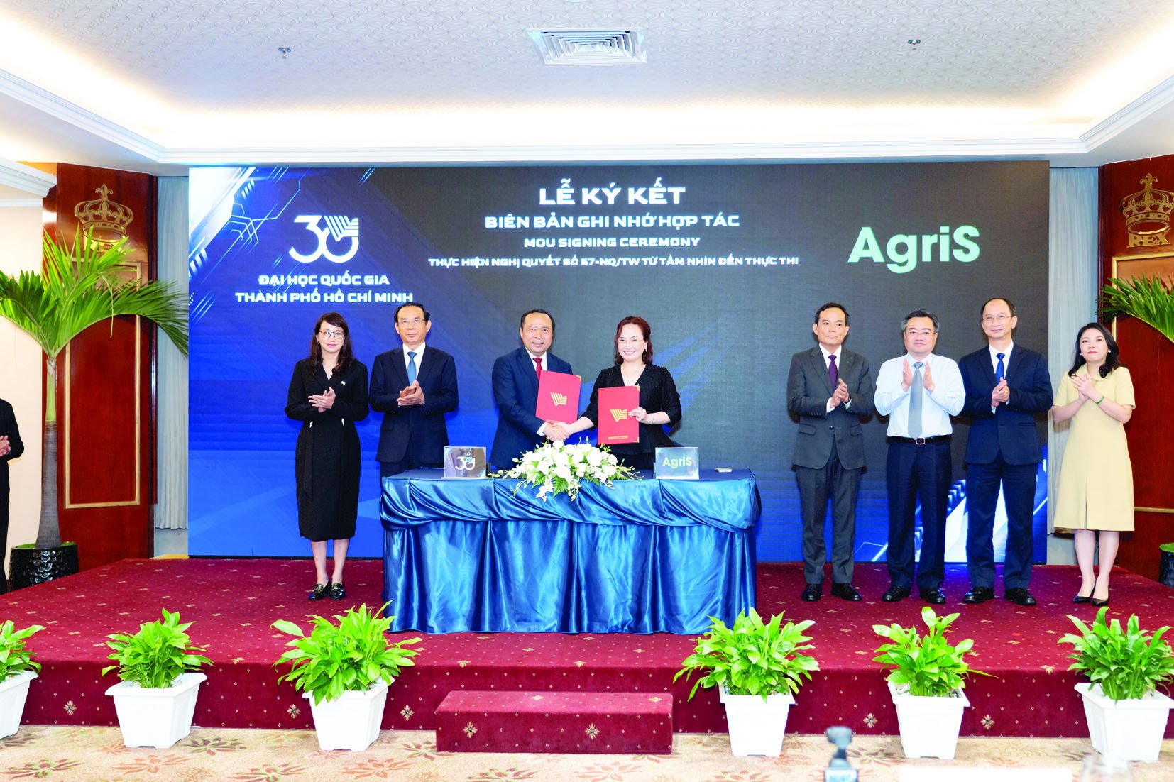 Toàn cảnh lễ ký kết MOU ngày 24/5/2025 giữa AgriS và Đại học Quốc gia về đào tạo nguồn nhân lực ngành nông nghiệp chất lượng cao, dưới sự chứng kiến của Đồng chí Trần Lưu Quang - Bí thư Trung ương Đảng, Trưởng Ban Chính sách, Chiến lược Trung ương cùng các đồng chí lãnh đạo Bộ, Ban Ngành Trung ương và Địa phương Toàn cảnh lễ ký kết MOU ngày 24/5/2025 giữa AgriS và Đại học Quốc gia về đào tạo nguồn nhân lực ngành nông nghiệp chất lượng cao, dưới sự chứng kiến của Đồng chí Trần Lưu Quang - Bí thư Trung ương Đảng, Trưởng Ban Chính sách, Chiến lược Trung ương cùng các đồng chí lãnh đạo Bộ, Ban Ngành Trung ương và Địa phương