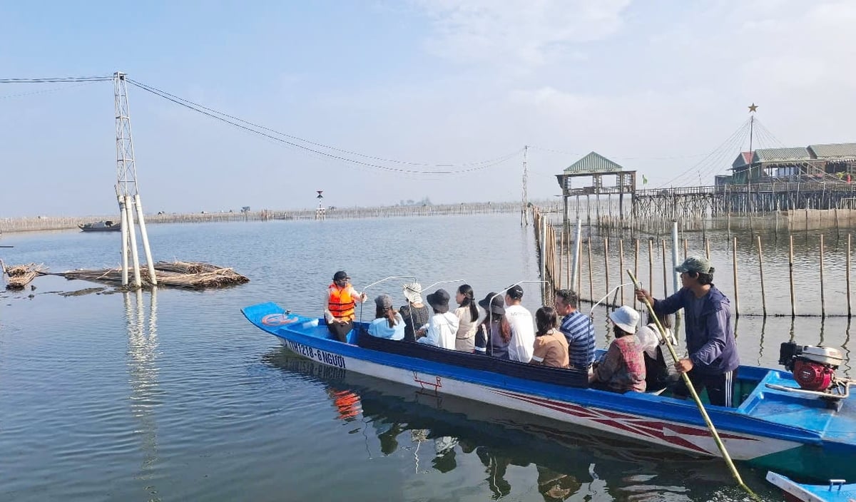 Trong chương trình tour trải nghiệm tại Đầm Chuồn, các hoạt động du lịch sinh thái được lồng ghép với thông điệp giảm thiểu rác thải nhựa. Ảnh: Văn Dinh. Trong chương trình tour trải nghiệm tại Đầm Chuồn, các hoạt động du lịch sinh thái được lồng ghép với thông điệp giảm thiểu rác thải nhựa. Ảnh: Văn Dinh.