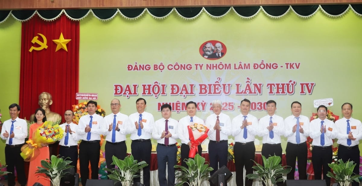Ông Nguyễn Anh Tuấn - Ủy viên Ban Thường vụ Đảng ủy Tập đoàn, Thành viên Hội đồng Thành viên Tập đoàn Công nghiệp Than - Khoáng sản Việt Nam tặng hoa Ban Chấp hành Đảng bộ khóa IV. Ảnh: Lâm Đồng. Ông Nguyễn Anh Tuấn - Ủy viên Ban Thường vụ Đảng ủy Tập đoàn, Thành viên Hội đồng Thành viên Tập đoàn Công nghiệp Than - Khoáng sản Việt Nam tặng hoa Ban Chấp hành Đảng bộ khóa IV. Ảnh: Lâm Đồng.