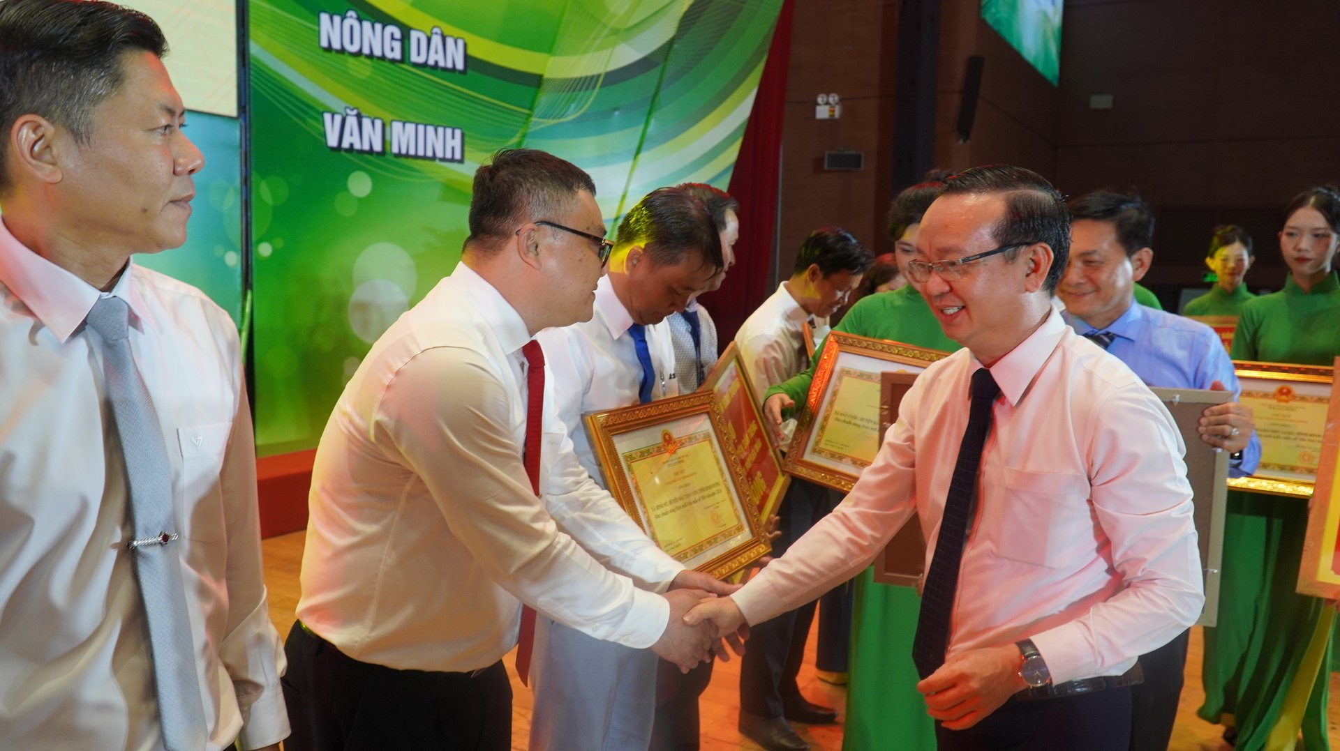 Ông Bùi Minh Thạnh, Phó Chủ tịch UBND tỉnh Bình Dương trao Cờ thi đua cho đại diện xã đạt thành tích xuất sắc, biểu dương tinh thần trách nhiệm, sáng tạo trong xây dựng nông thôn mới. Ảnh: Tường Tú. Ông Bùi Minh Thạnh, Phó Chủ tịch UBND tỉnh Bình Dương trao Cờ thi đua cho đại diện xã đạt thành tích xuất sắc, biểu dương tinh thần trách nhiệm, sáng tạo trong xây dựng nông thôn mới. Ảnh: Tường Tú.