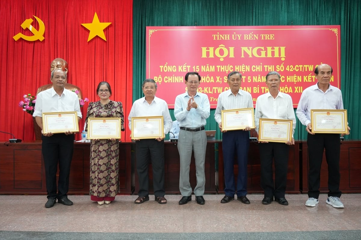 Dịp này, ông Nguyễn Minh Cảnh, Phó Chủ tịch UBND tỉnh Bến Tre trao bằng khen của Chủ tịch UBND tỉnh cho 6 tập thể, 9 cá nhân có những đóng góp xuất sắc trong hoạt động của Liên hiệp các Hội Khoa học và Kỹ thuật trong thời gian qua. Ảnh: Hoàng Trung. Dịp này, ông Nguyễn Minh Cảnh, Phó Chủ tịch UBND tỉnh Bến Tre trao bằng khen của Chủ tịch UBND tỉnh cho 6 tập thể, 9 cá nhân có những đóng góp xuất sắc trong hoạt động của Liên hiệp các Hội Khoa học và Kỹ thuật trong thời gian qua. Ảnh: Hoàng Trung.