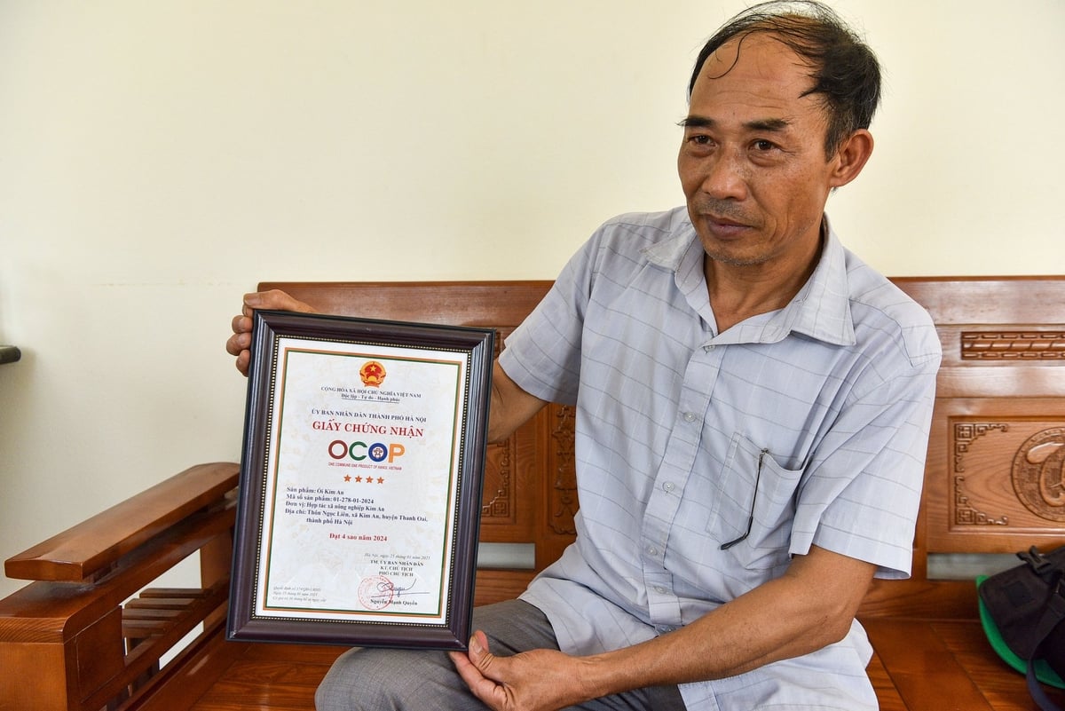 Ông Trịnh Văn Long-Giám đốc HTX Nông nghiệp xã Kim An bên giấy chứng nhận OCOP. Ảnh: Đinh Thanh Huyền. Ông Trịnh Văn Long-Giám đốc HTX Nông nghiệp xã Kim An bên giấy chứng nhận OCOP. Ảnh: Đinh Thanh Huyền.