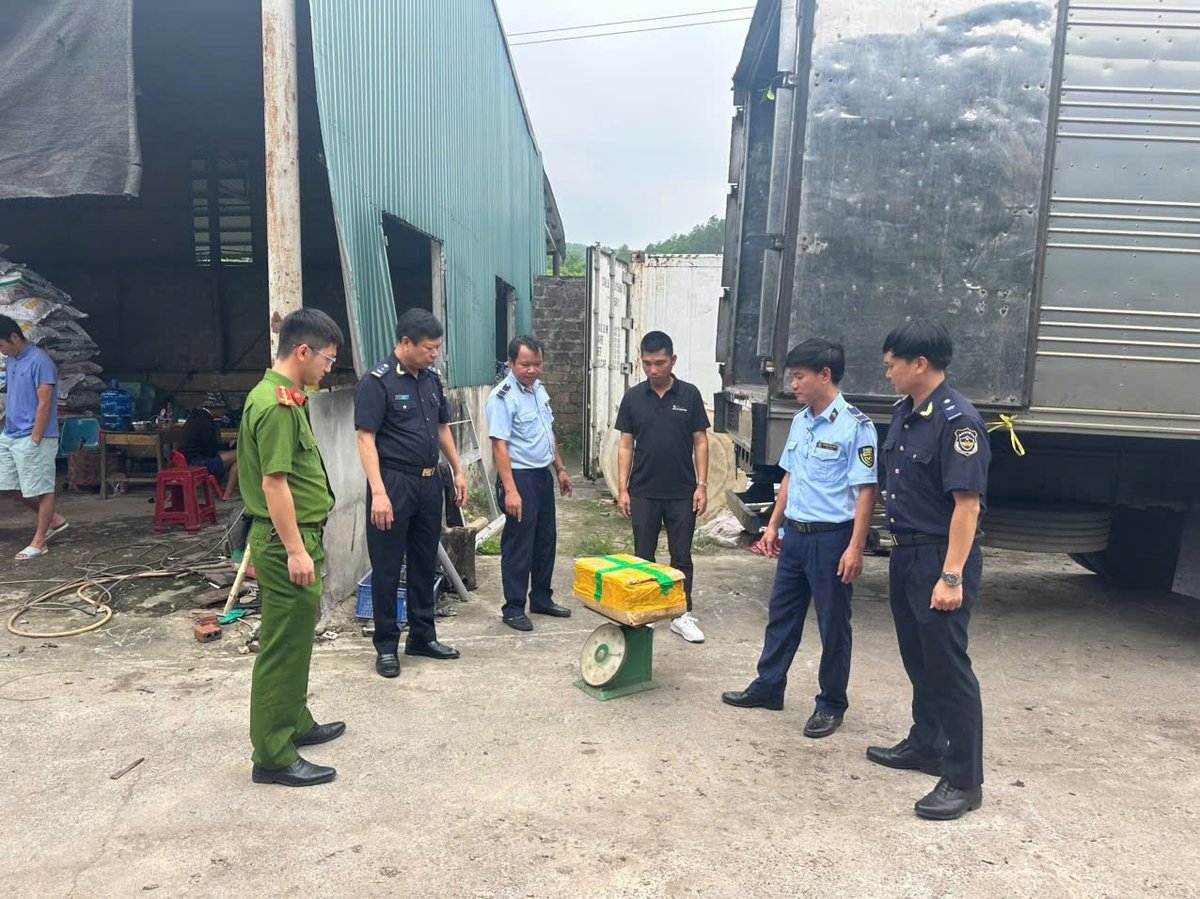 Lực lượng chức năng tiến hành kiểm đếm hàng hóa. Ảnh: Đội QLTT số 4. Lực lượng chức năng tiến hành kiểm đếm hàng hóa. Ảnh: Đội QLTT số 4.