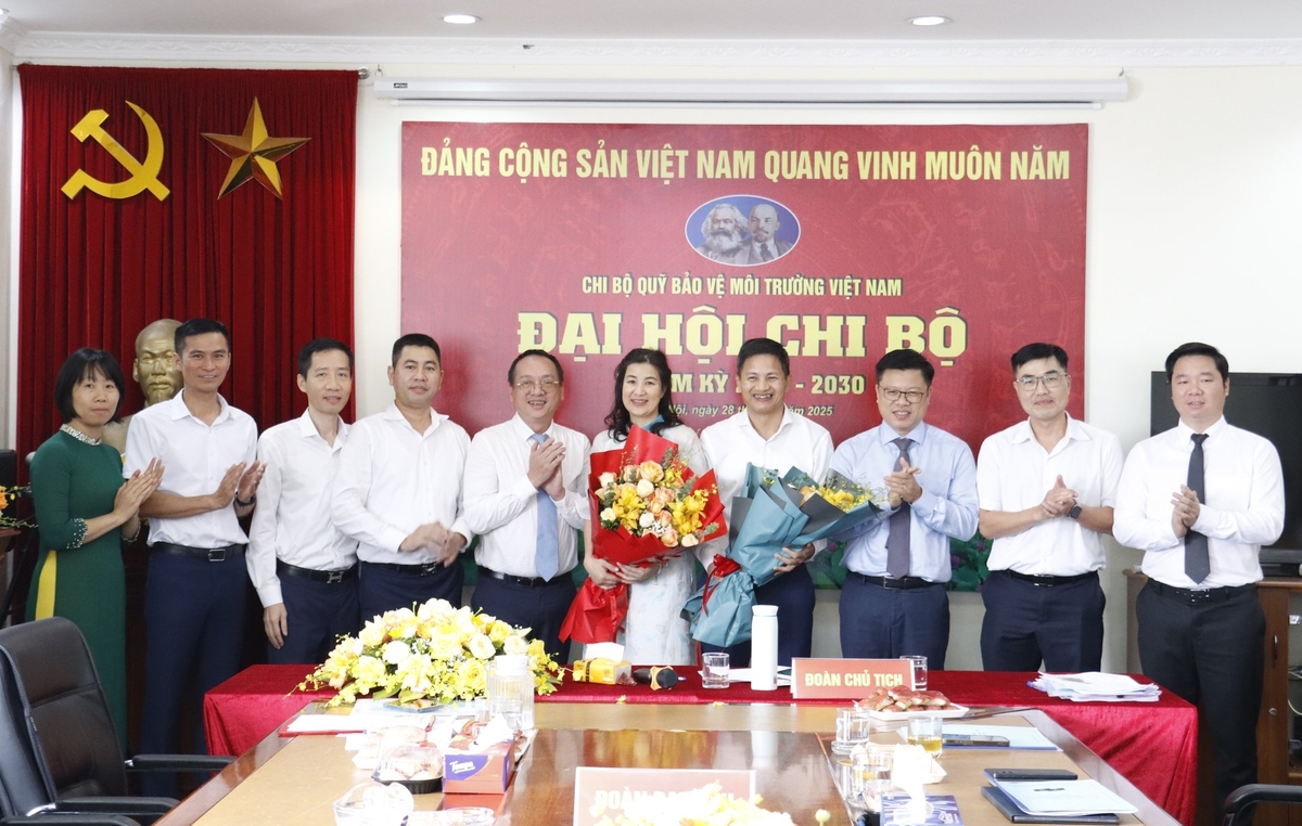 Đồng chí Ngô Hồng Giang, các đồng chí Văn phòng Đảng ủy Bộ NN-MT tặng hoa, chúc mừng Ban Chấp hành Chi bộ Quỹ Bảo vệ môi trường Việt Nam, nhiệm kỳ 2025-2030. Ảnh: Nguyễn Thủy. Đồng chí Ngô Hồng Giang, các đồng chí Văn phòng Đảng ủy Bộ NN-MT tặng hoa, chúc mừng Ban Chấp hành Chi bộ Quỹ Bảo vệ môi trường Việt Nam, nhiệm kỳ 2025-2030. Ảnh: Nguyễn Thủy.