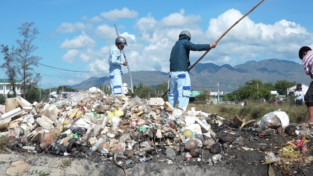 Rác thải sinh hoạt đe dọa hệ thống kênh mương thủy lợi ở Ninh Thuận. Ảnh: Phương Chi. Rác thải sinh hoạt đe dọa hệ thống kênh mương thủy lợi ở Ninh Thuận. Ảnh: Phương Chi.