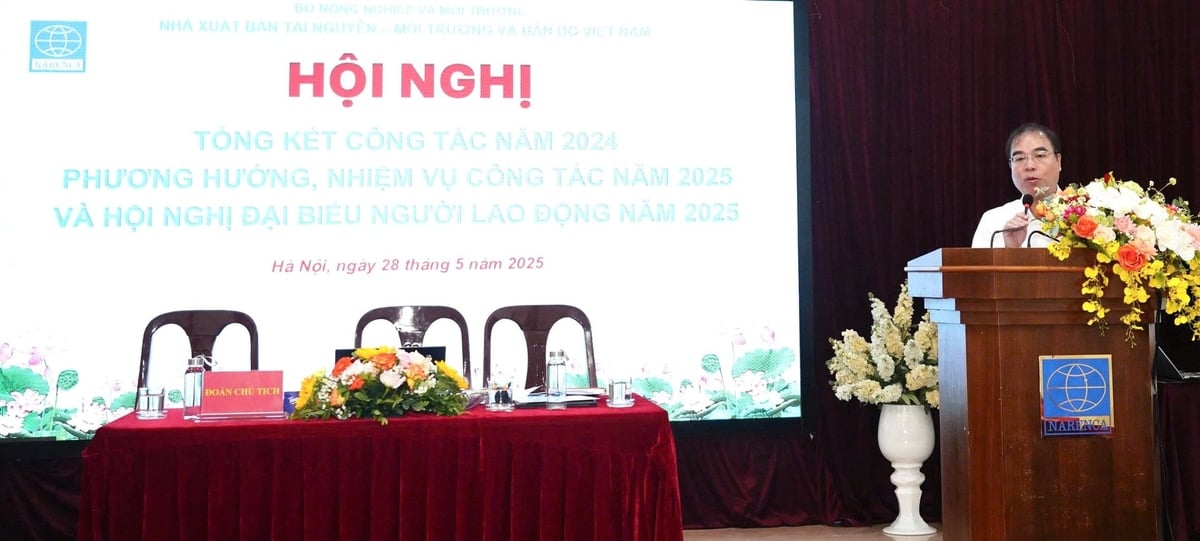 Ông Lê Minh Hải cho biết, Nhà xuất bản đang gặp khó khăn do các dự án thuộc Dự án 513 về địa giới hành chính tại các địa phương; cùng với đó là các biến động chính sách thuế quan khiến sức cạnh tranh của các sản phẩm in xuất khẩu có xu hướng giảm. Ảnh: Nguyễn Thủy. Ông Lê Minh Hải cho biết, Nhà xuất bản đang gặp khó khăn do các dự án thuộc Dự án 513 về địa giới hành chính tại các địa phương; cùng với đó là các biến động chính sách thuế quan khiến sức cạnh tranh của các sản phẩm in xuất khẩu có xu hướng giảm. Ảnh: Nguyễn Thủy.