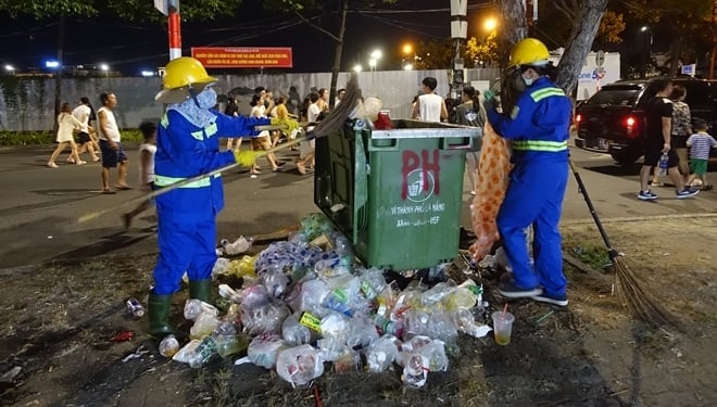 Công nhân môi trường Đà Nẵng vất vả dọn vệ sinh sau mỗi đêm thi pháo hoa. Ảnh: Lan Anh. Công nhân môi trường Đà Nẵng vất vả dọn vệ sinh sau mỗi đêm thi pháo hoa. Ảnh: Lan Anh.