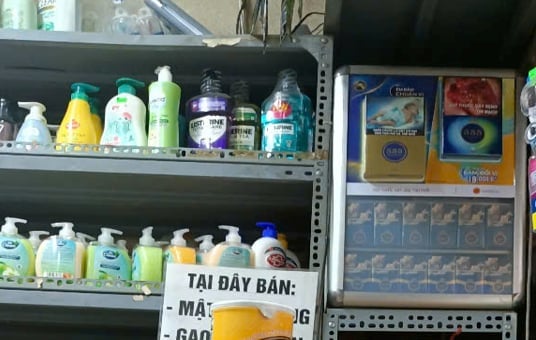 Quán tạp hóa gần cổng trường cũng bày bán thuốc lá công khai. Ảnh: Nhóm Chiến binh không khói. Quán tạp hóa gần cổng trường cũng bày bán thuốc lá công khai. Ảnh: Nhóm Chiến binh không khói.