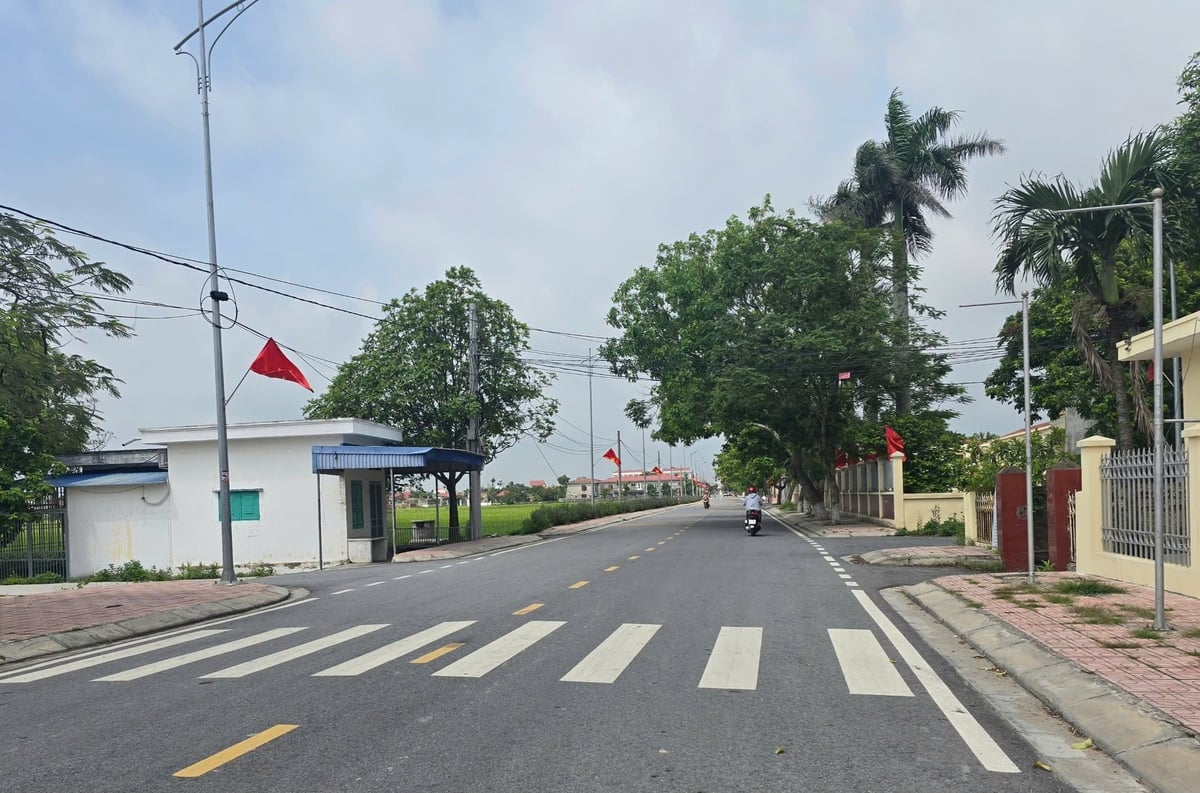Đường giao thông nông thôn tại huyện Kiến Thụy được đầu tư khang trang, có vỉa hè, có điện chiếu sáng. Ảnh: Đinh Mười. Đường giao thông nông thôn tại huyện Kiến Thụy được đầu tư khang trang, có vỉa hè, có điện chiếu sáng. Ảnh: Đinh Mười.